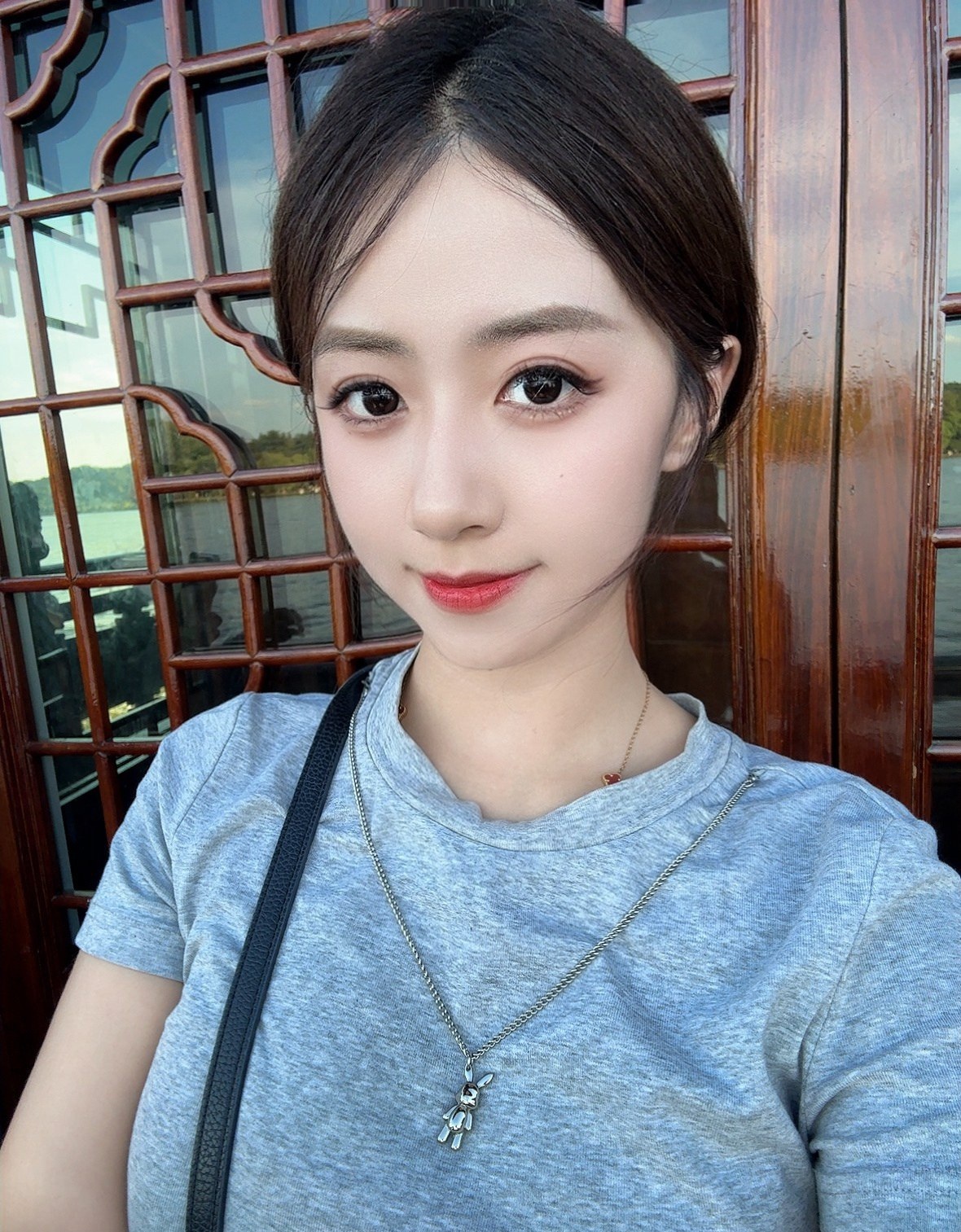 A1170 照片1779张 视频413个 中国女 高颜值美女 自拍较多 户外日常 镜子自拍 居家日常 穿搭 旅游 生日照 酒店度假 生活场景丰富 视频包含实况Live 曝光度底