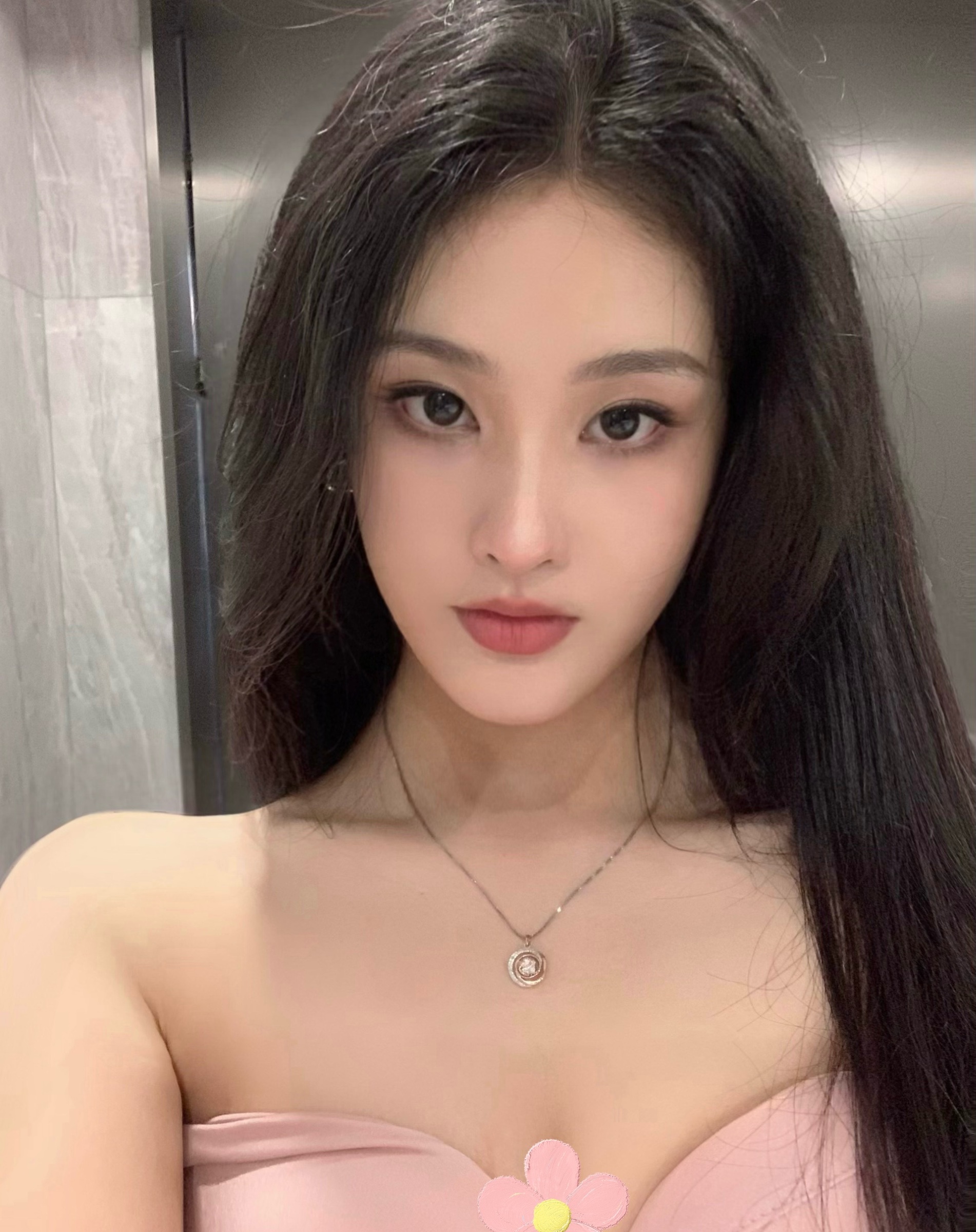 A1180 照片944张 视频100个 中国女 气质美女 服装设计师 健身 户外日常 自拍较多 镜子自拍 穿搭 旅游 居家日常 海边 生活场景丰富 视频包含实况Live