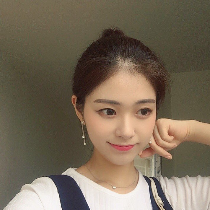 A185（1401P+48V）中国女 文艺知性白富美 这是一个旅居海外的白富美图片，照片多视频也多，很多去玩的场景，是一套高质量的发圈套图