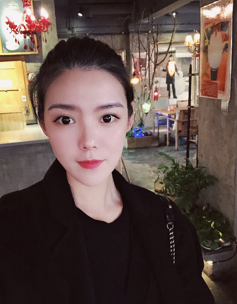 A176 (558P+14V）中国女 高端单身美女 这是一个单身的时尚美女套图，是白富美哦，有很多游玩的照片，也有工作的场景，适合微商和其他营销