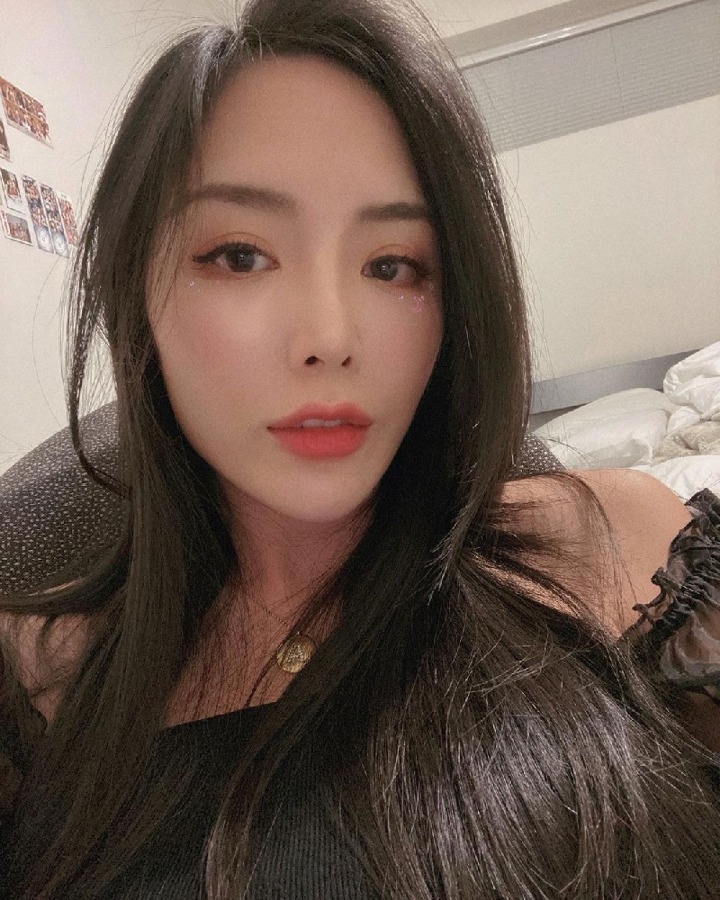 A166（504张图+22个视频）中国女 台湾美女套图素材_白富美生活照，有泳装，健身，游艇聚会，度假等照片，视频带自拍