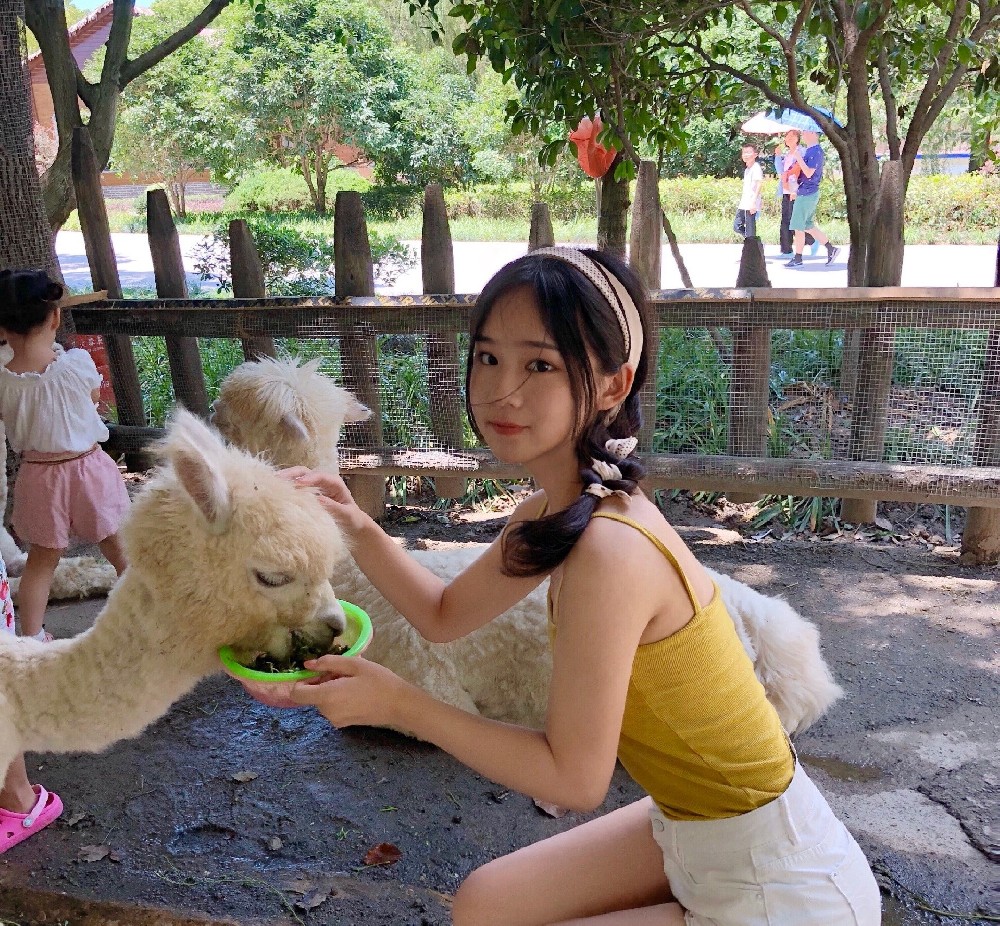 A160 图片449张 视频3个 中国女 24岁刚毕业女学生爱cosplay 喜欢到处拍照带毕业照