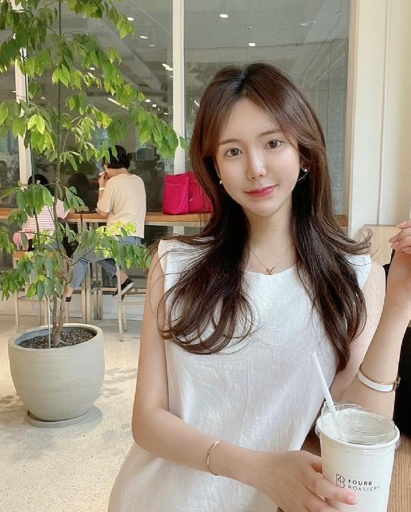 C154（372张图+17个视频）韩国 韩国美女套图素材_爱美食，旅游，大海，度假，有保时捷，身材好，视频带自拍