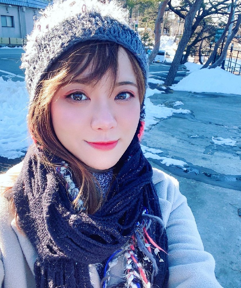 E071（335张图+10个视频）澳大利亚美女套图素材_夏天冬天照片齐全，爱美食，旅游，度假，画画，视频带自拍