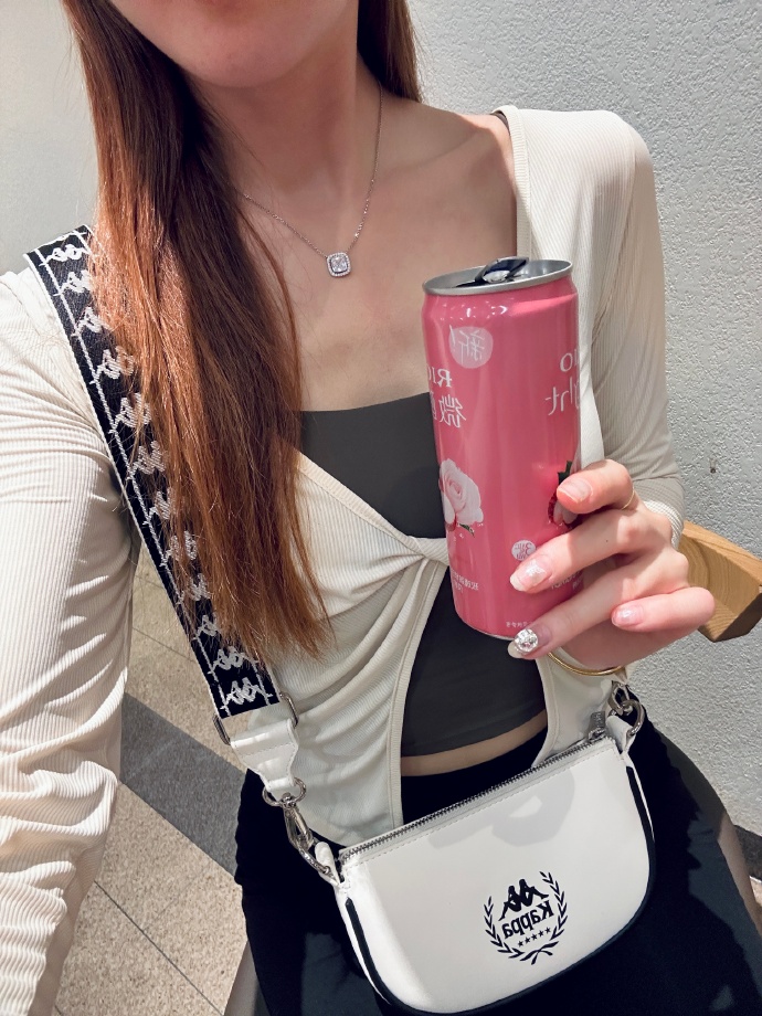 A109 图片991张 视频59个 中国女 女神 白富美 健身 旅游 闺蜜 性感 小姐姐 比较喜欢侧面自拍 大部分不露脸