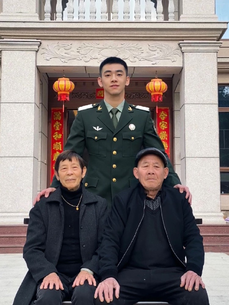 B041 照片550张 视频62个 中国男 年轻帅哥 旅游 运动 视频都是在部队