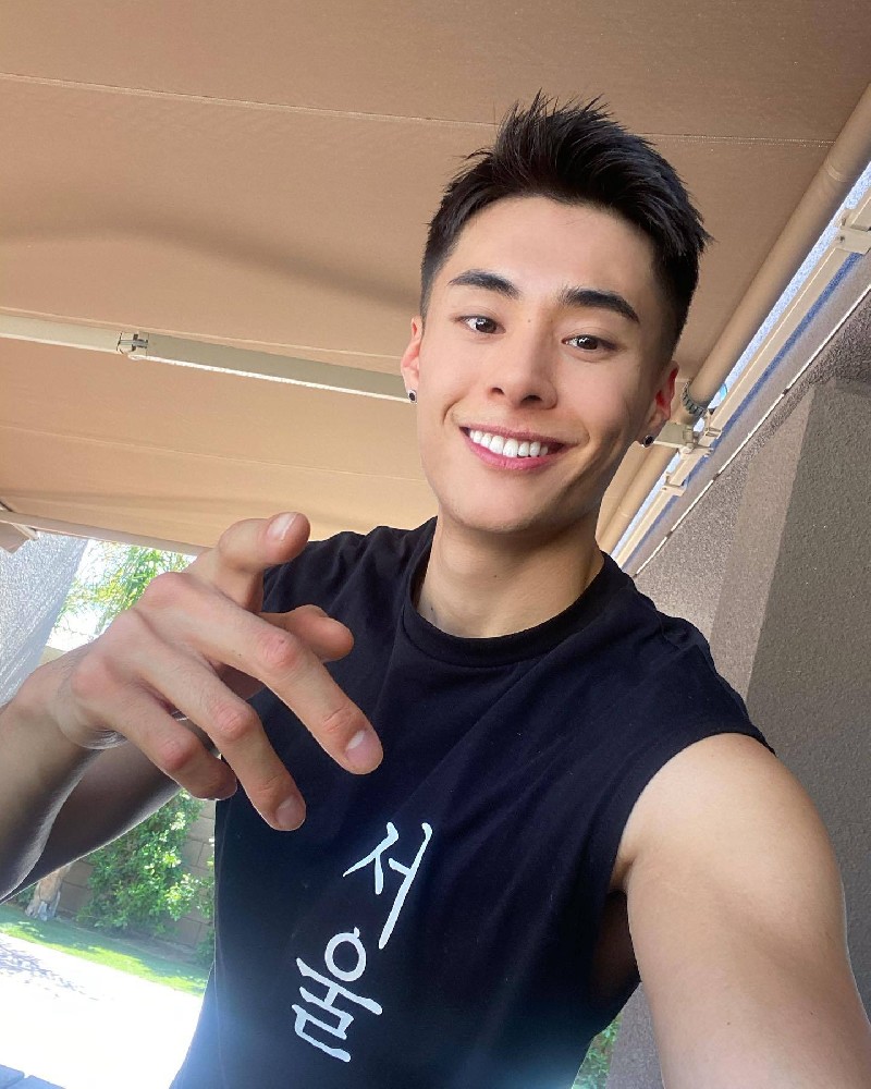 D289 照片866张 视频8个 中国男 在美国的上海帅哥  生活日常分享  游艇 健身 旅游  自拍 泳池party