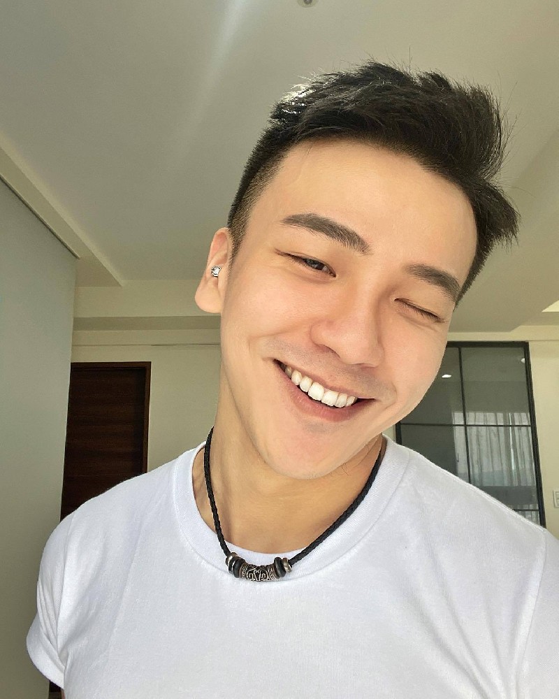 D320 照片789张 视频29个 台湾 年轻男帅哥 生活日常 游艇派对  旅游 自拍