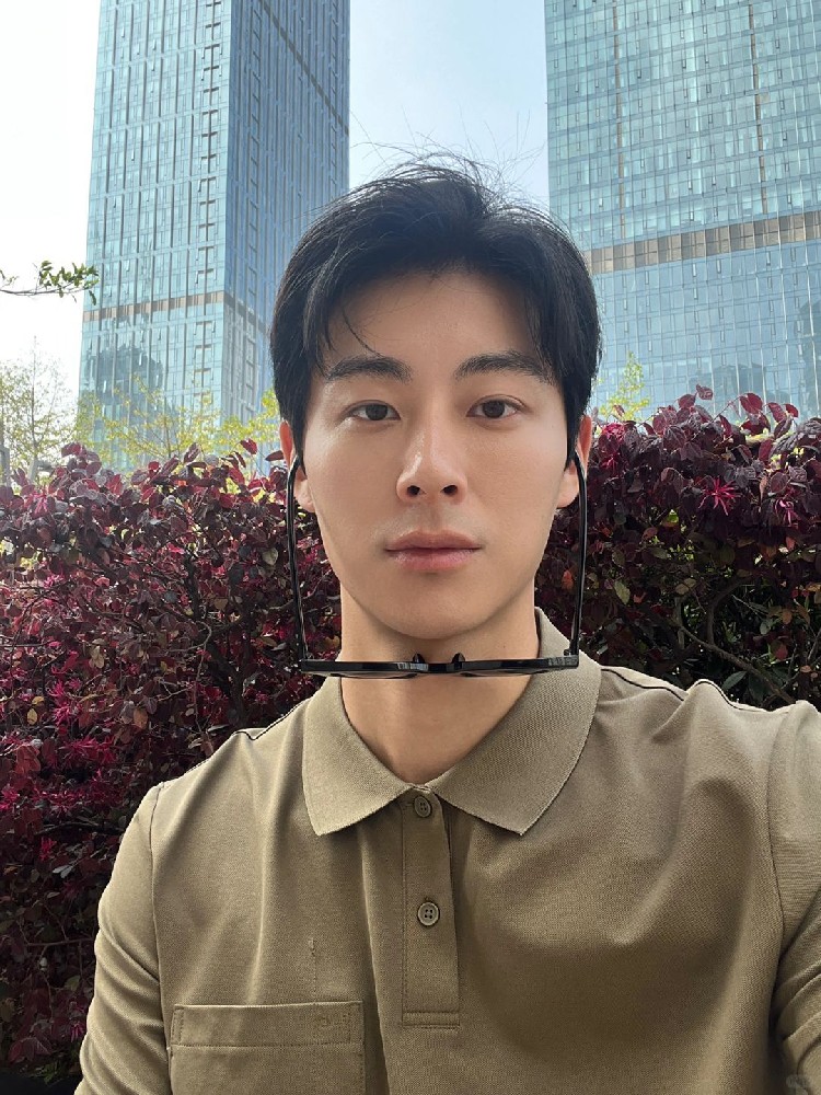 D472 照片649张 视频133个 中国男 白领男 有正装 自拍不多