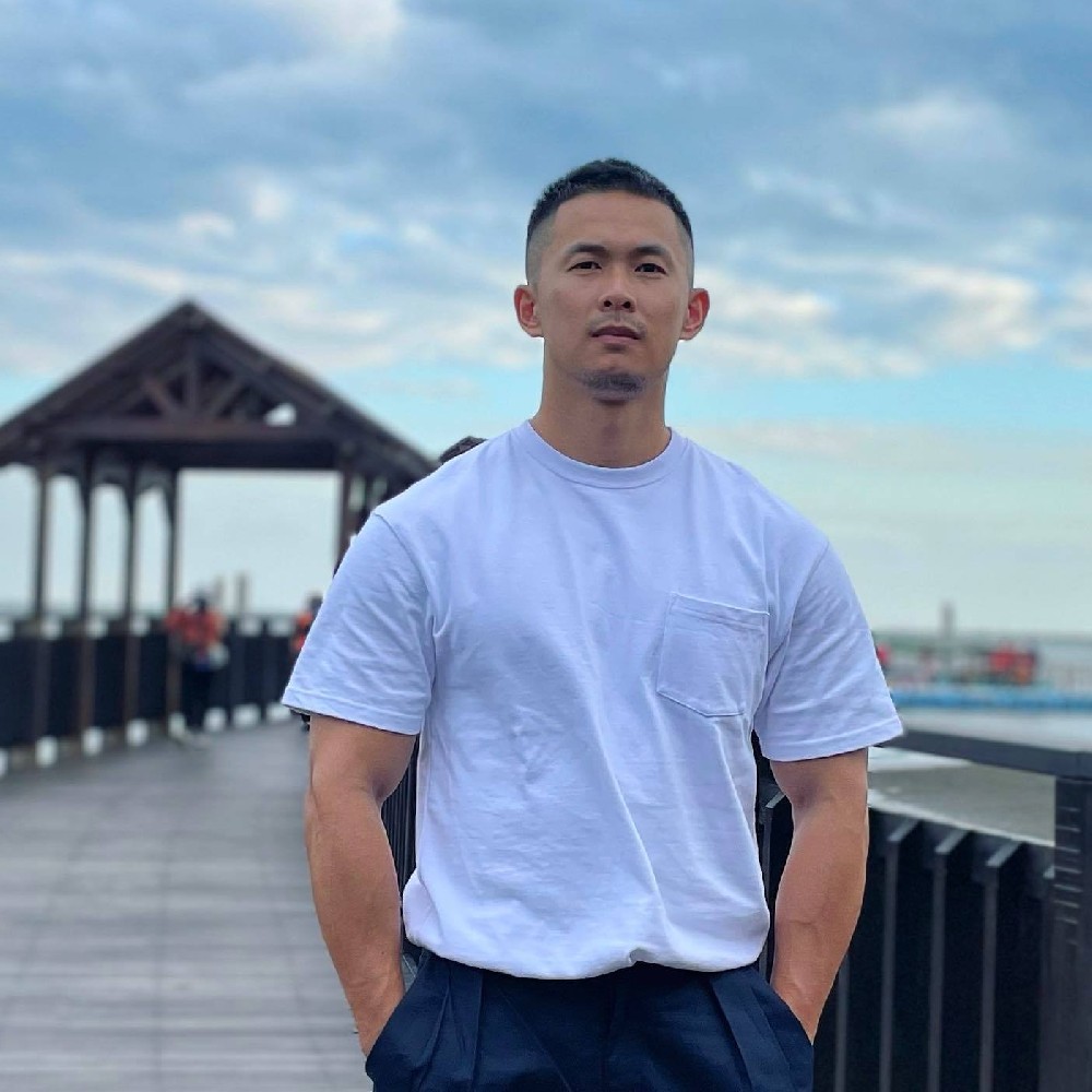 D614 照片2223张 视频10个 台湾  有自拍视频  曝光量特低  日常素材丰富 全家大合照 有一只西高地狗狗 人物自拍照较多