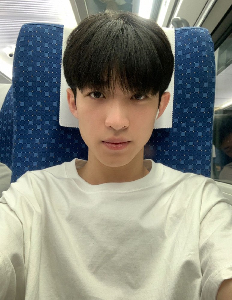 D677 照片165张 视频65个 中国男 真实普通年轻小帅哥 奶狗 学生