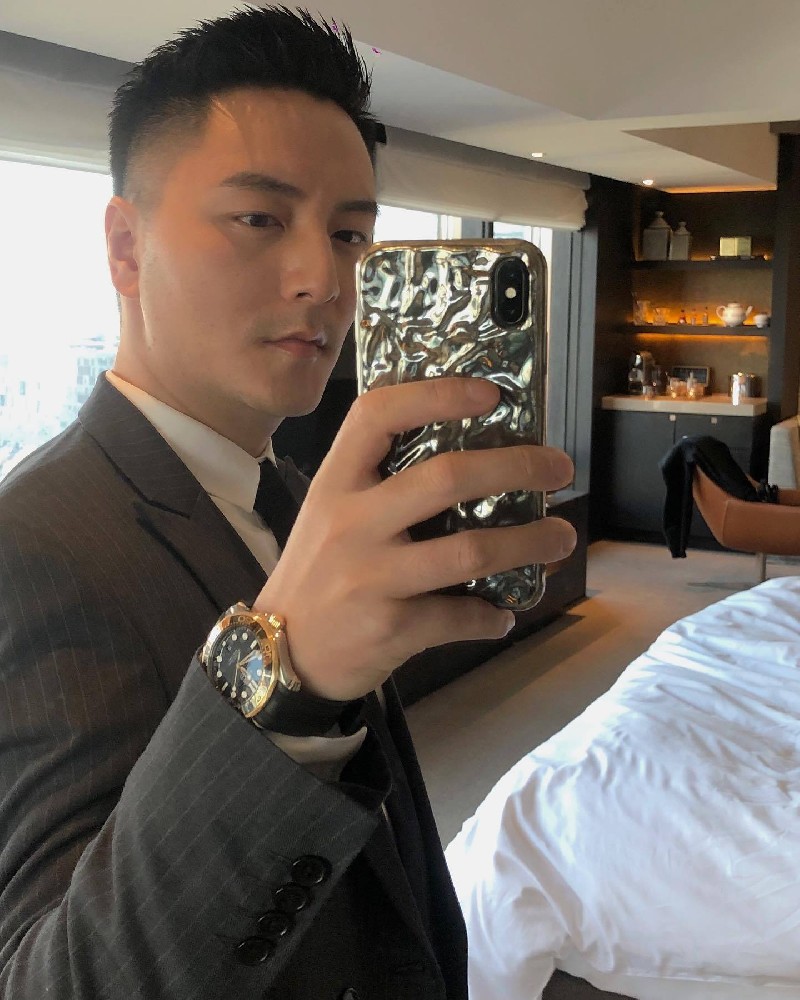 D691 照片850张 视频2个 中国男 有正装照片 有全球各地旅游自拍 有室内睡觉床照  有家里自拍照片 照片内容比较丰富