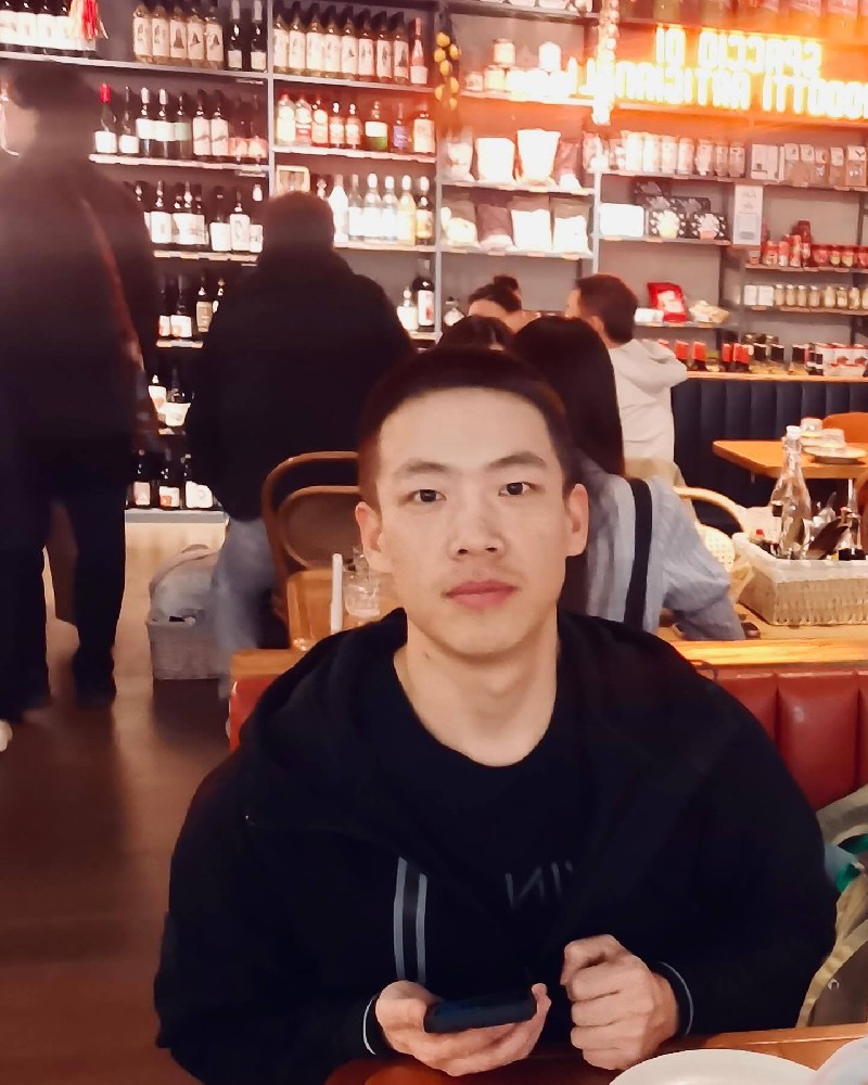 D762 照片5047张 视频85个 中国男 曝光量特低，年龄27岁左右，普通素人类型。与朋友合拍较多