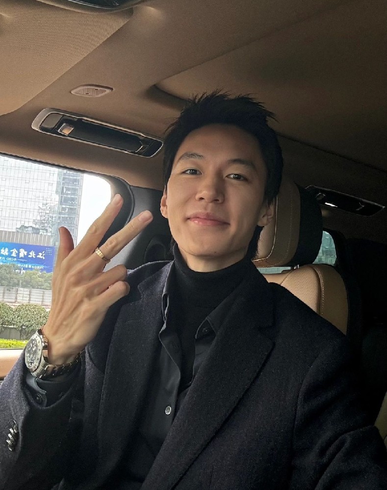 D771 照片804张 视频325个 中国男 豪车 高端生活 帅哥 爬山  健身 开车 旅游   室内外照片适合虚拟视频