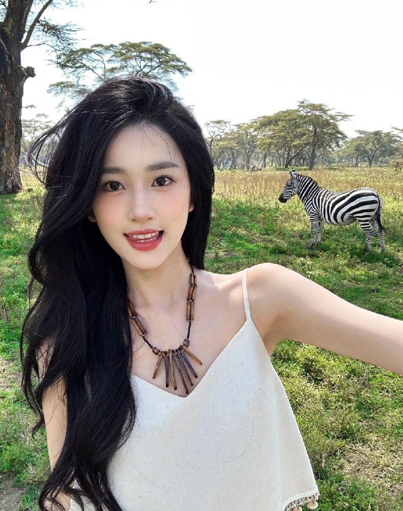 A412 照片714张 视频142个 中国女 气质美女 生活日常 旅游 高颜值 自拍照片和视频都很多