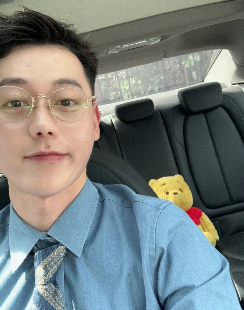 D822 照片207张 视频148个 中国男 成熟帅哥 有正装 工作照 自拍居多 旅行 美食 豪车座驾