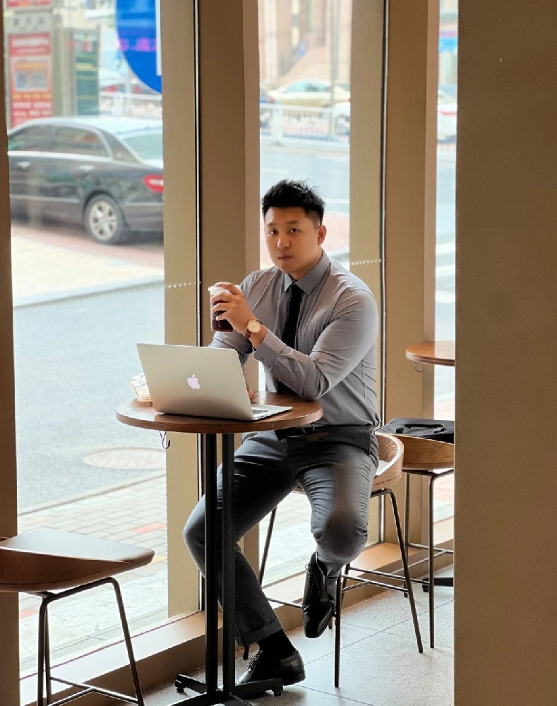 D836 照片679张 视频37个 中国男 商务型帅哥 豪车 游艇 高尔夫 生活日常 工作 旅游