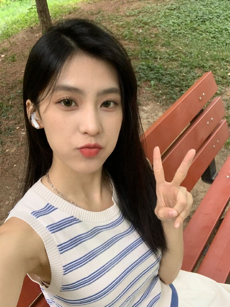 A439 照片1374张 视频587个 中国女 高颜值美女 生活日常 旅游健身 自拍多 视频多