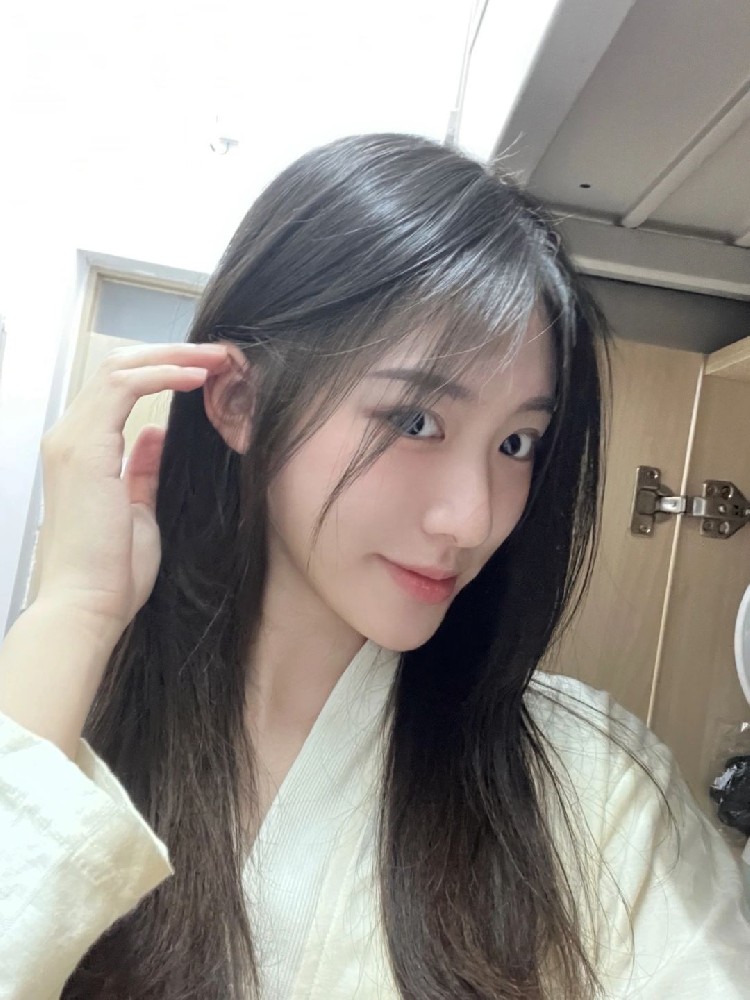 A484 照片285张 视频84个 中国女 大学生 传媒学院美女 生活日常 自拍多