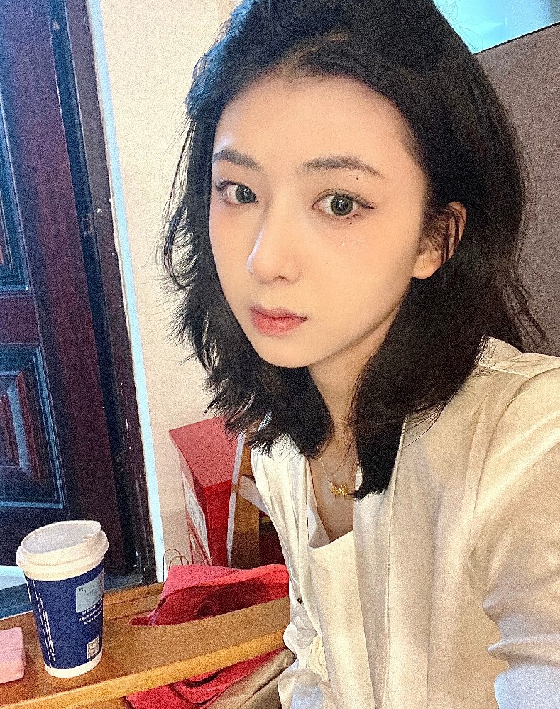 A630 照片2031张 视频590个 中国女 年轻美女 小姐姐 生活日常 旅游 适合虚拟视频