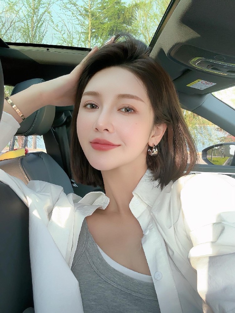 A869 照片480张 视频37个 中国女 气质短发美女 少妇 生活日常 旅游 自拍多