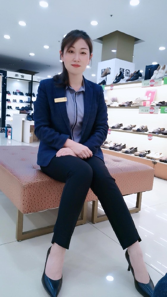 A915 照片704张 视频234个 中国女 成熟少妇 阿姨 商城导购柜姐 生活日常 工作 旅游 真实 宝妈