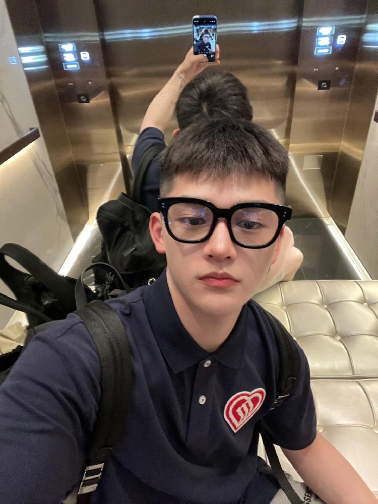 D870 照片1118张 视频88个 中国男 年轻帅哥 生活日常 旅游 工作 有部分不露脸戴口罩素材