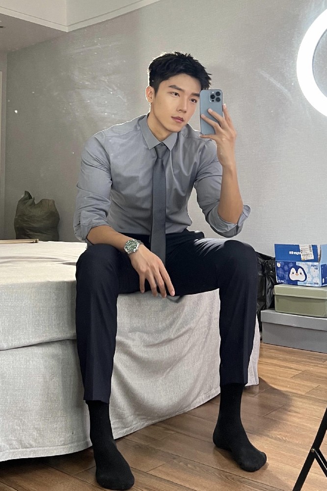 D871 照片582张 视频483个 中国男 帅哥 自拍多 有西装素材