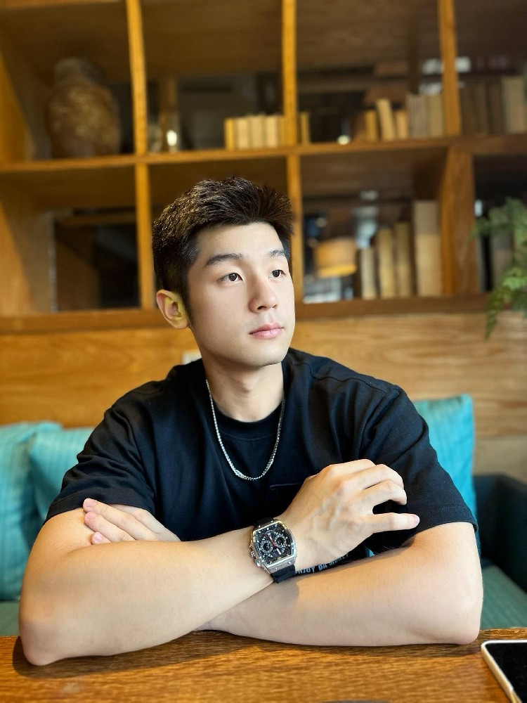 D877 照片824张 视频71个 中国男 年轻帅哥 生活日常 旅游 骑行 健身