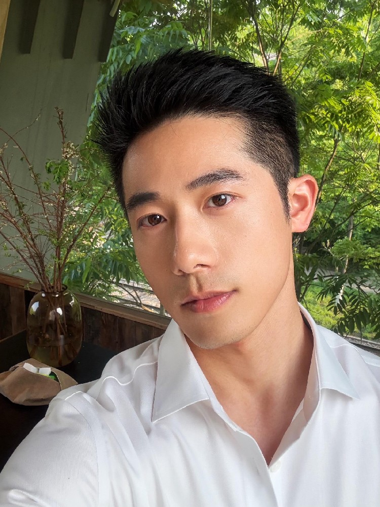 D879 照片747张 视频102个 中国男 气质帅哥 生活日常 旅游