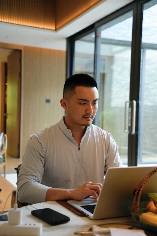 D893 照片697张 视频80个 中国男 成熟帅哥 生活日常 旅游 唱歌 正装