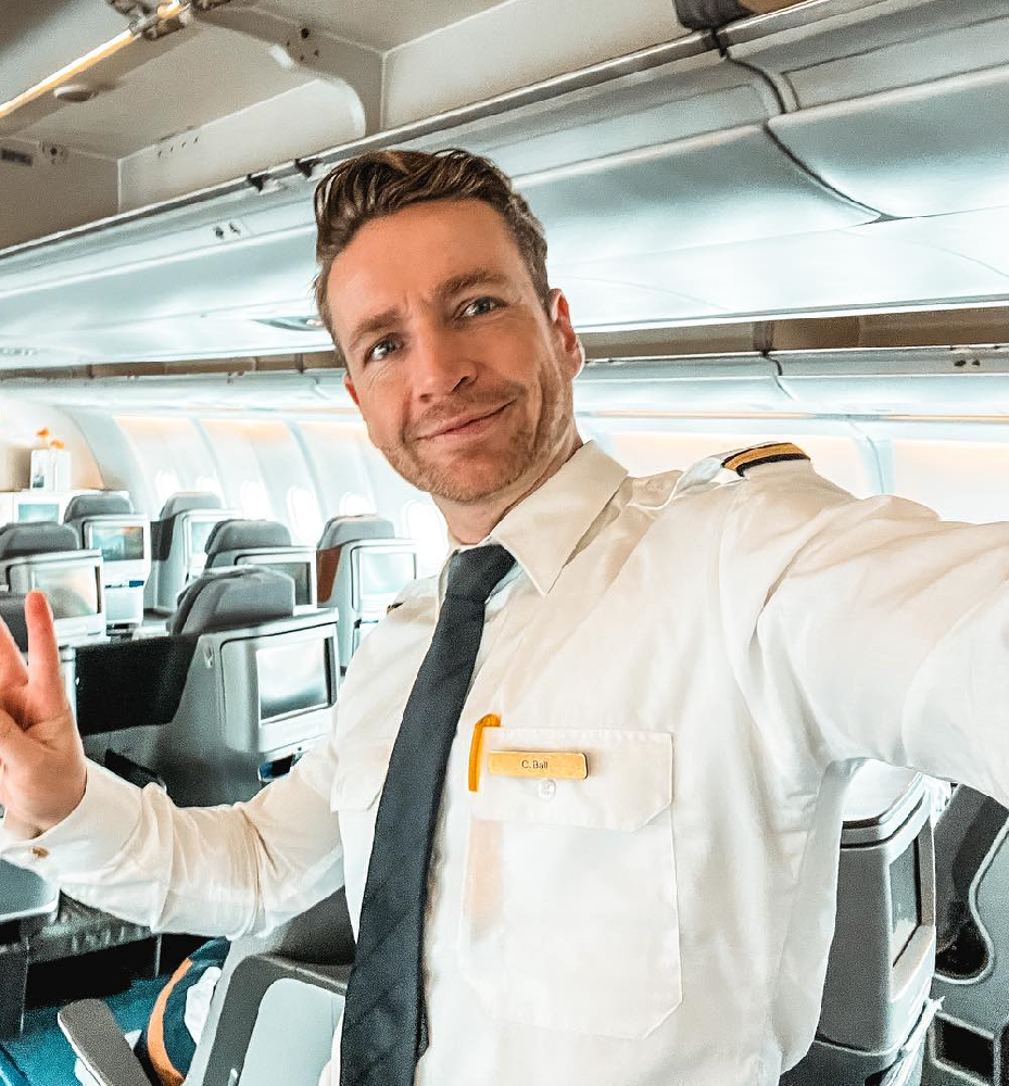 F077 照片882张 视频36个 美国 中年男  职业-航空机长，工作与出差的素材较多，生活类素材一般 有几个自拍小视频