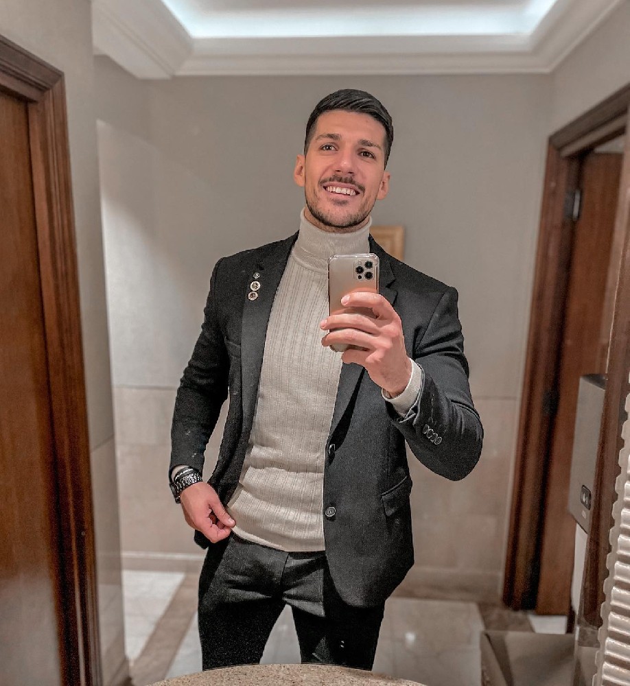 F099 照片1751张 视频170个 法国 单身父亲，部分带小孩的照片素材。自拍照较多，居家和户外游玩的素材为主，有两个几分钟的自拍视频。