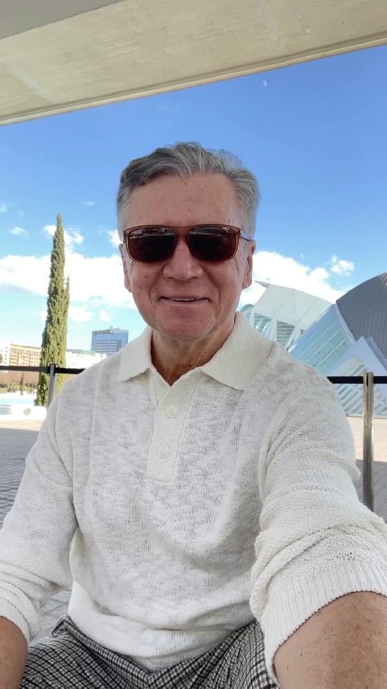 F165 照片2841张 视频235个 美国 有风景美食旅游 西装素材很多 型男 有自拍视频 中年男 正装