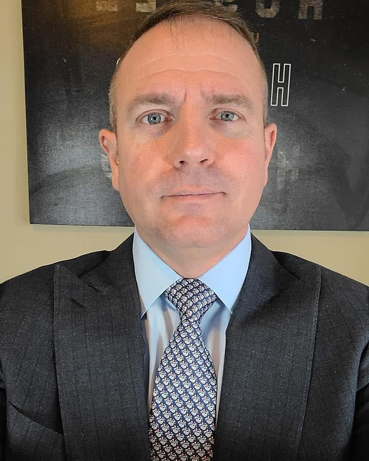 F167 照片1118张 视频127个 美国 有自拍视频 有风景美食旅游 有车里自拍 健身照片 中年男 正装