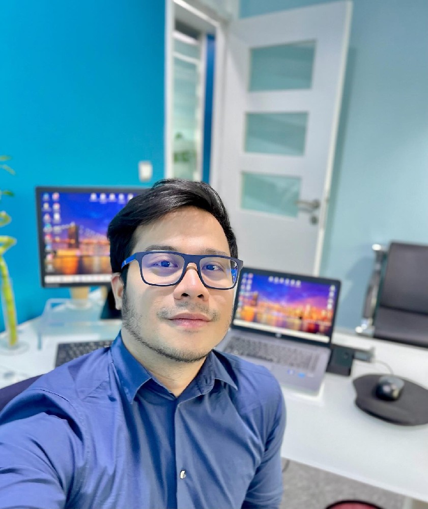 F187 照片1042张 视频69个 法国、多国旅行 职业:（公司职员）曝光量低，较多法国🇫🇷地标性建筑背景照，公司日常与背景较多。注：人物后部分自拍照有展示耳钉与牙套