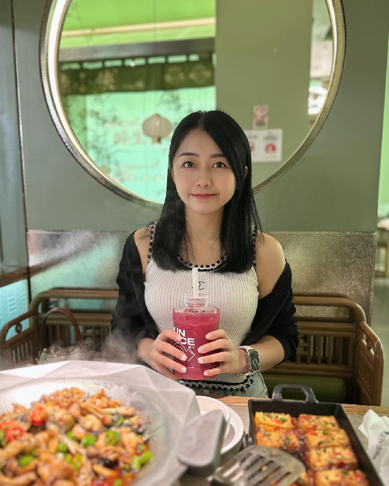 A009 照片1101张 视频84个 香港 多地区旅行 职业:（公司职员、宝妈）曝光量低，香港🇭🇰年轻俊俏宝妈，个人日常素材为主，较多工作内容与同事合拍，较少带娃照。注：部分自拍视频有背景音乐