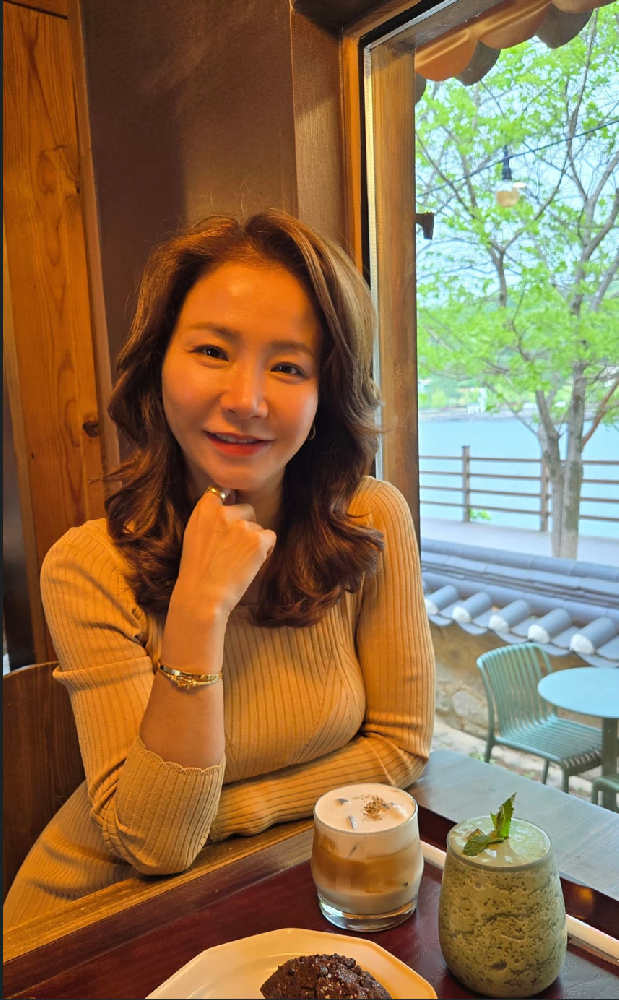 A013 照片2440张 视频15个 韩国、香港 职业:（宝妈、食品经销商）曝光量特低，韩国 中年素人宝妈长居香港🇭🇰，较多香港环境/工作内容，生活场景素材丰富，与亲友互动合拍较多。)