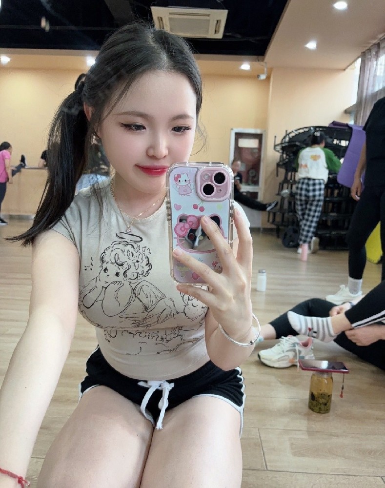 A152 照片1878张 视频500个 中国女 年轻微胖美女 生活日常 健身 瑜伽 旅游 素材多 真实 视频包含实况live