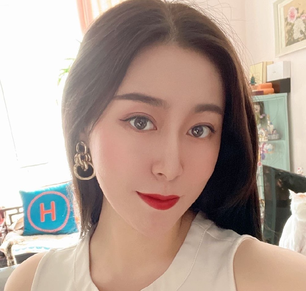 A154 照片204张 视频81个 中国女 气质少妇 美女 生活日常 旅游 奢侈品 自拍多 真实 视频包含实况live