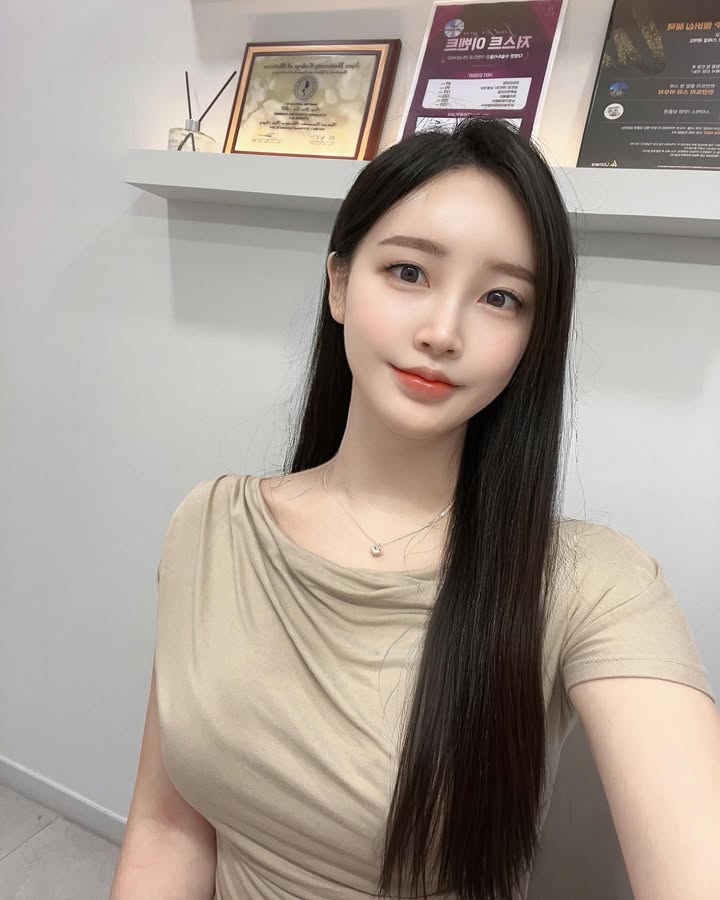 A201 照片1017张 视频11个 韩国 职业:美容 成熟少妇   生活素材  自拍多  旅游 有大头照可做证件