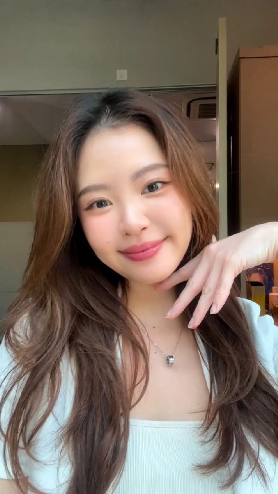 D913 照片2537张 视频127个 新加坡 年轻漂亮的小姐姐，自拍照片很多。有部分巴黎、日本旅游的环境素材，其余的是新加坡环境。