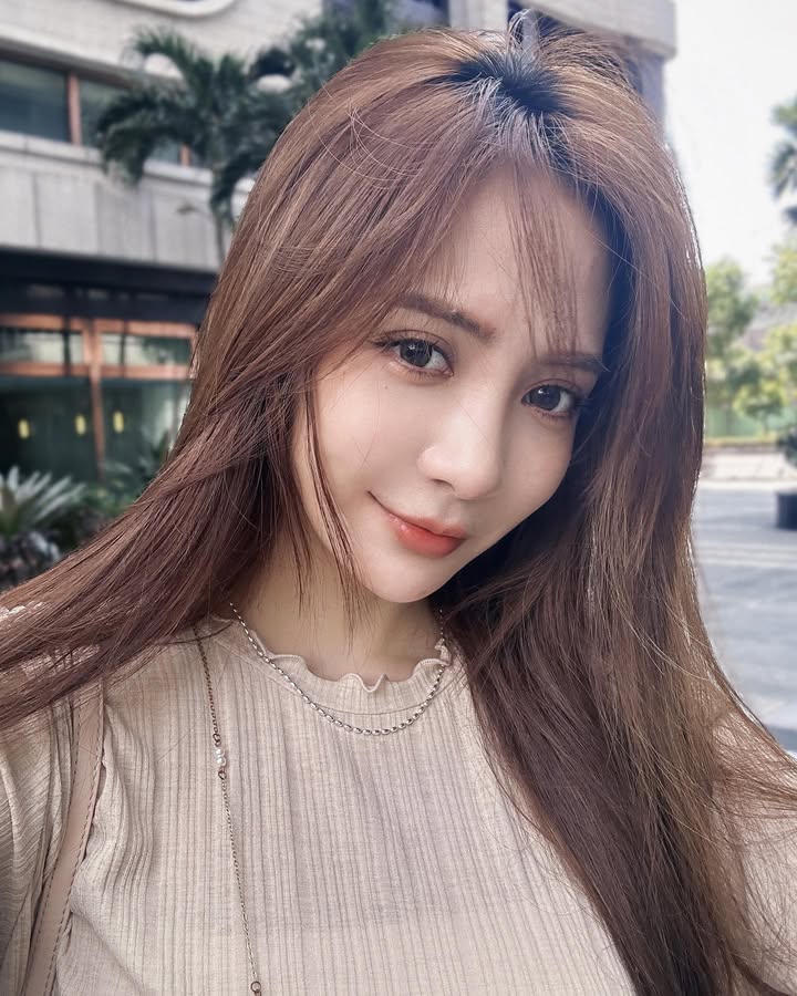 A244 照片625张 视频87个 台湾白富美   日常生活照  旅游  室内外照片   风景  朋友合照  自拍较多 有自拍视频