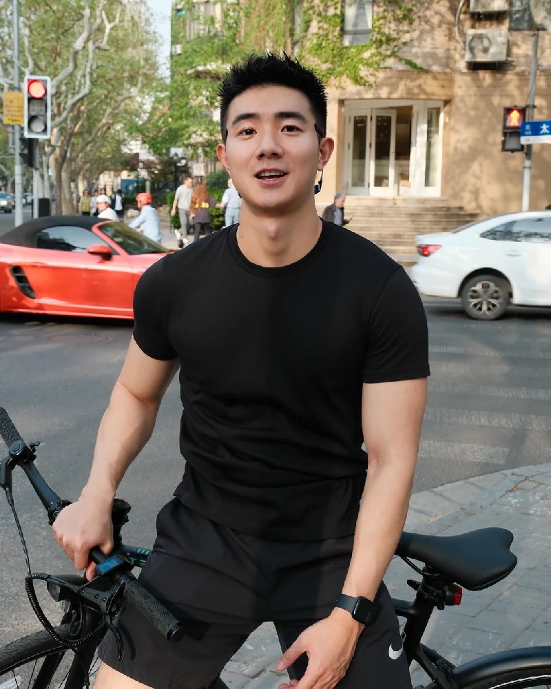 D921 照片1165张 视频24个 中国男 职业 花艺师  正装 肌肉 自拍多 生活场景丰富 生活日常 旅游 风景