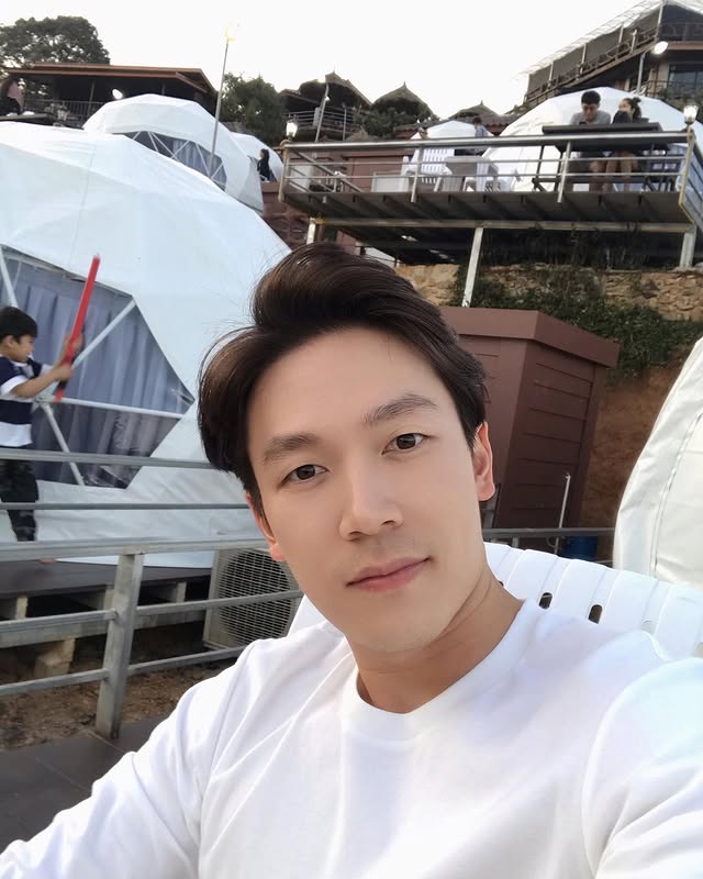 D953 照片812张 视频25个 泰国 气质帅哥 生活日常 旅游 健身 有居家自拍 正装