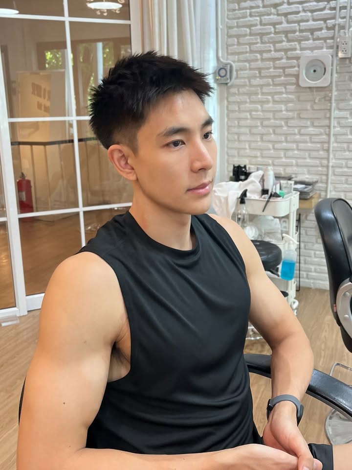 D966 照片2452张 视频208个 泰国  正装 生活场景丰富  精致生活 自拍多  热爱运动  运动项目较多 高尔夫 家人照片 部分适合虚拟摄像头