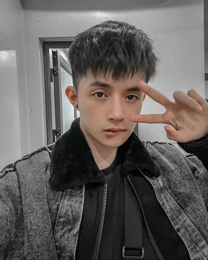 D987 照片1221张 视频45个 越南 越法 混血 商务 正装 网球 宝爸 军人 生活场景丰富  生活日常 旅游 风景