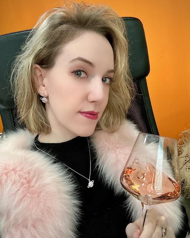 N430 照片4417张 视频542个 法国 定居 国内  少妇 宝妈  带娃照多  工作照 自拍 旅游 生活日常