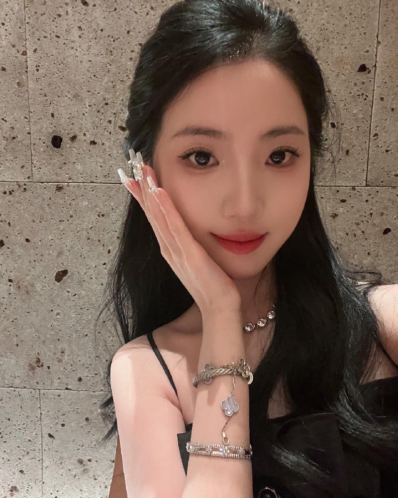 A2053 照片205张 视频2个 中国女 年轻白富美 生活日常 旅游 豪车 奢侈品