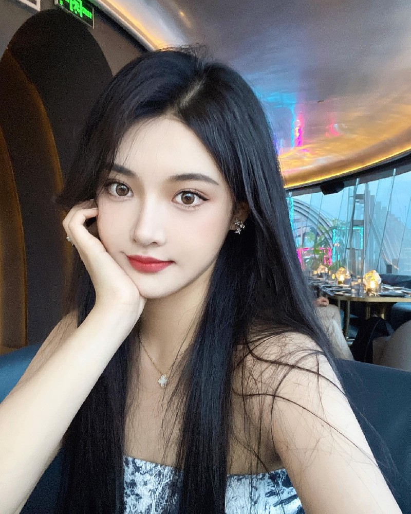 A2060 照片633张 视频1个 中国女 居住英国 高颜值气质美女 白富美 生活日常 旅游 自拍多 曝光低